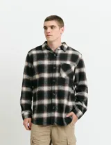 Sobrecamisa de manga larga con diseño a cuadros, cuello camisero y bolsillo frontal. Confeccionada en tejido de poliéster y algodón, sin forro.
