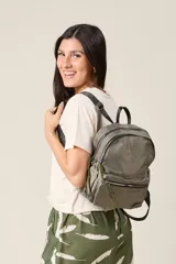 Mochila de nylon color beige con detalles en negro.