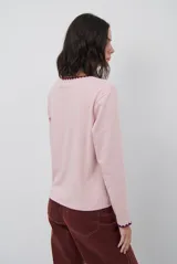 Remera de manga larga en color azul marino, confeccionada en tejido suave. Presenta un delicado detalle de bordado festoneado en color blanco tanto en el cuello redondo como en los puños, aportando un toque distintivo a esta prenda básica.