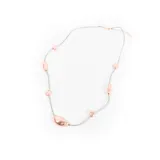 Collar largo con cadena gris y cuentas de diferentes formas y tamaños en color cobre.