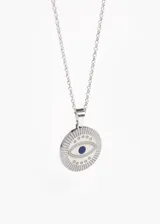 Collar plateado con dije circular de acero quirúrgico con diseño de ojo turco con pupila azul.