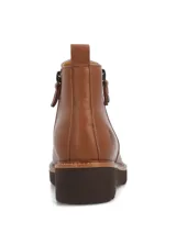 Botas de cuero color marrón tostado, con suela track marrón oscura, cierre lateral y tirador trasero.