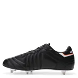 Championes de fútbol 11 Umbro Speciali Eternal, color negro con detalles en blanco y naranja. Diseño clásico con costuras en la puntera para mayor control y suela con tapones para césped natural.