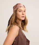 Pañuelo rectangular de satén con estampado animal print de serpiente.