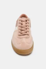 Zapatillas deportivas de estilo retro, confeccionadas en una combinación de gamuza en tonos rosados y detalles en cuero sintético blanco. Presentan cierre mediante cordones al tono y suela de goma plana en color caramelo.