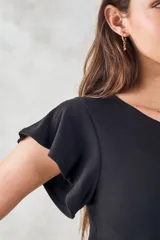 Vestido corto negro de algodón con mangas cortas con volados.