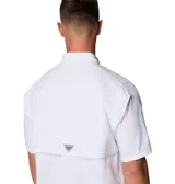 Camisa de manga corta Columbia modelo Bahama II S/S Shirt, color blanco, de corte relajado, con cuello abotonado, múltiples bolsillos en el pecho con solapa y presilla para soporte de caña de pescar.