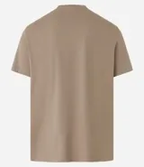 Remera de manga corta y cuello redondo, confeccionada en algodón peruano de alta calidad. Presenta un diseño liso y corte cómodo, ideal para uso diario.