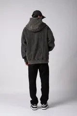 Campera con capucha y cierre frontal, de corte oversize y acabado acid wash. Presenta costuras curvas estructuradas en el frente y la espalda, bolsillos tipo canguro y puños acanalados.