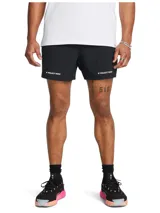 Short deportivo negro con logo Project Rock en blanco en ambas piernas.