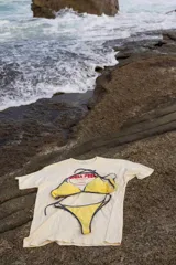 Remera oversize color crema con estampa central circular en color rojo que incluye el texto 'Chill Peel'. Presenta cuello redondo y mangas cortas con un ajuste holgado.