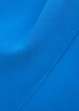 Vestido midi de diseño entallado y cuello asimétrico con un solo hombro. Presenta un detalle de pliegue en el tirante que cae como una capa larga y volante en el bajo. Incluye forro interior y cierre de cremallera lateral.