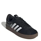 Championes urbanos Adidas modelo VL Court 3.0, color negro con las icónicas tres tiras laterales en blanco y suela de goma color marrón. Presentan un diseño de inspiración skater con parte superior de cuero sintético y etiqueta con logo en el lateral.