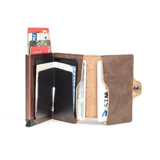 Billetera tipo tarjetero de cuero negro con caja de aluminio interna y sistema de deslizamiento para tarjetas. Cuenta con cierre mediante broche a presión.