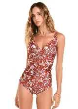 Traje de baño enterizo color ladrillo con estampado floral blanco. Cuenta con protección UV 50+, tejido de microfibra, escote en V con detalles envolventes, drapeado lateral, relleno extraíble y escote en U en la espalda.