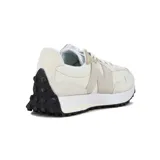 Championes New Balance modelo 327, de diseño retro con paneles de gamuza y nailon en tonos beige y crema. Presenta el logo 'N' sobredimensionado en el lateral, entresuela blanca y suela de goma negra con relieve extendido hacia el talón.