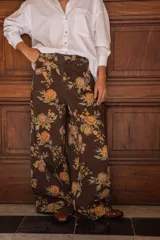 Pantalon wide leg de tiro alto con estampado floral sobre base color marrón. Cuenta con cintura con presillas y cierre frontal.