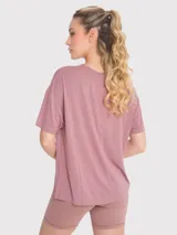 Remera deportiva de corte oversize, color tierra, con cuello redondo y mangas cortas. Presenta un diseño holgado y fresco, ideal para actividades físicas.