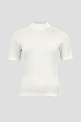 Blusa gris de tejido de punto acanalado, con cuello alto y mangas cortas.