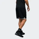 Short deportivo Umbro color negro con detalles en blanco en el ruedo y logo de la marca estampado en la pierna izquierda.