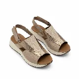Sandalias de cuero combinadas en tonos tostado, nude y detalles metalizados dorados, con diseño de tiras cruzadas y textura efecto reptil en la parte superior. Cuentan con suela de plataforma baja y tira ajustable en el talón.