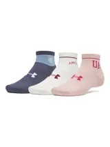 Pack de tres pares de medias deportivas Under Armour de corte corto, confeccionadas en mezcla de algodón suave y ligero. Incluye un par azul con detalles celestes y blancos, un par blanco con detalles bordados en bordó y un par rosado con inscripciones en color bordó.