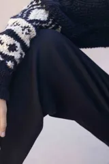 Pantalón de tiro alto con corte recto y silueta amplia, confeccionado en tejido acanalado suave y liviano con cintura elastizada.