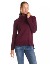 Buzo de punto color bordó con cuello volcado amplio y mangas largas. Presenta una costura central vertical en el frente y diseño con tajos laterales en el ruedo, siendo ligeramente más largo en la parte posterior.