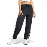 Pantalón Adidas Essentials French Terry Cuffed 3 Tiras de mujer, color negro, confeccionado en tejido de felpa francesa. Cuenta con cintura elástica con cordón ajustable, puños elastizados en los tobillos y las tres tiras características de la marca en los laterales.