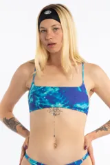 Top de bikini con escote recto, relleno y breteles elásticos. Estampado tie-dye en tonos de azul y turquesa.