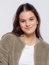 Canguro negro de polar con cuello tipo bomber, cierre frontal y bolsillos laterales con cierre.