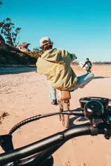 Hoodie verde con estampado en la espalda que dice "GlassyWaves Surf Company Ride Your Own Wave".