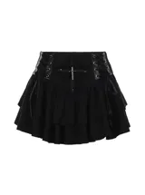 Pollera corta negra de estilo gótico con volados, detalles de cordones laterales y aplique central de encaje con dije de cruz metálica.