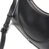 Bandolera de PU color negro con forma curva y base plana, con logo metálico XL plateado al frente. Posee correa regulable para usar al hombro o cruzada, cierre superior metálico y bolsillo interno con cierre.