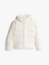 Campera acolchada de corte regular, con relleno de plumón y acabado repelente al agua. Cuenta con capucha fija, cierre de cremallera oculto con corchetes y logo tonal bordado en el pecho.