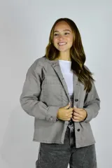 Camisa marrón con cuello camisero, cierre frontal con botones, mangas largas y bolsillos plaqué con solapa en el pecho.