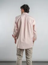 Camisa de corte regular confeccionada en tejido Oxford de algodón, con diseño de rayas verticales finas. Presenta cuello abotonado, cierre frontal con botones y un bolsillo en el pecho.