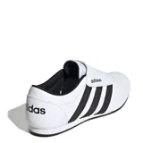 Championes Adidas Tekwen blancos con tres tiras negras, sin cordones, capellada sintética suave y lengüeta de malla.
