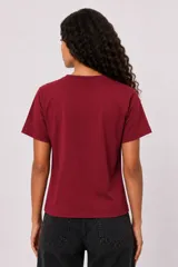 Remera azul marino de manga corta, con cuello redondo a la base y un bolsillo aplicado en el pecho. Presenta un corte holgado.