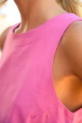Top corto de lino color fucsia, con escote redondo cerrado y corte recto sin mangas.