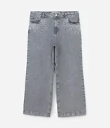 Pantalón de jean modelo wide leg color gris, con cintura tradicional, bolsillos funcionales y detalle de aplicaciones de brillos en la parte superior.