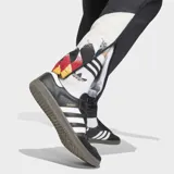 Pantalón deportivo Adidas de la selección alemana, color negro, con ajuste holgado y puños elásticos en los tobillos. Presenta el escudo de la DFB en la pierna derecha y el logo de Adidas en la izquierda, con bolsillos laterales con cierre.