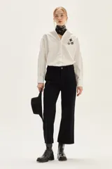 Jean de corte recto confeccionado en denim texturado con diseño de rayas verticales en tonos azul y negro.