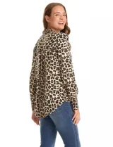 Camisa de manga larga con cuello camisero y cierre frontal de botones. Presenta un estampado abstracto en tonos azul marino y beige.