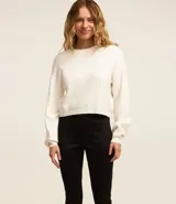 Pantalón legging de tiro alto color verde oliva, confeccionado en material sintético con recortes verticales y cierre lateral con cremallera.