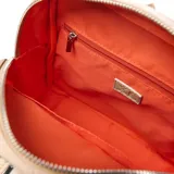 Cartera tipo tote color beige, con doble asa fija, cierre superior y correa de hombro ajustable.