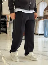 Pantalón jogging oversize de felpa, color gris, de corte recto y diseño cómodo con costuras frontales en relieve.