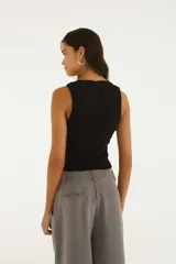 Top negro de algodón con escote cuadrado, diseño sin mangas de canalé y bordado frontal de un tucán junto al logo de Farm Rio.