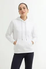 Buzo deportivo de corte clásico con capucha y cordones ajustables. Presenta un bolsillo frontal tipo canguro, puños y ruedo acanalados.