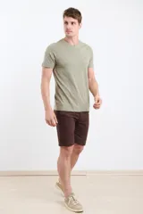 Remera de hombre color terracota, de manga corta y cuello redondo, con un pequeño logo bordado en el pecho.